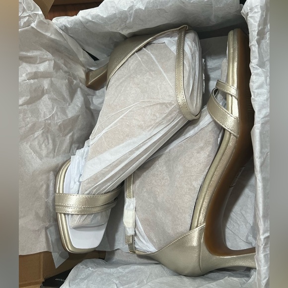 Naturalizer Khloe Heeled Sandals Womens 10 Wide Champagne Metallic New - Picture 8 of 9